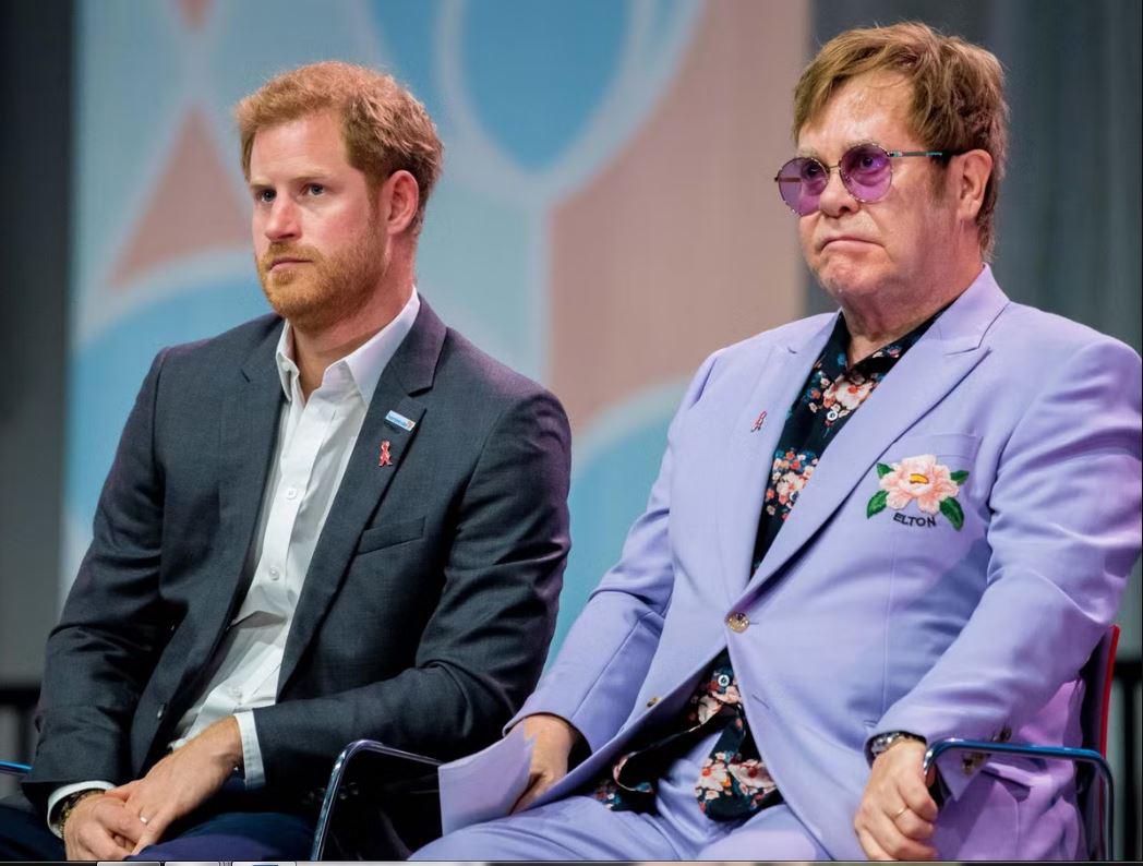 Elton John y el príncipe Harry acusan al Daily Mail de violar su privacidad