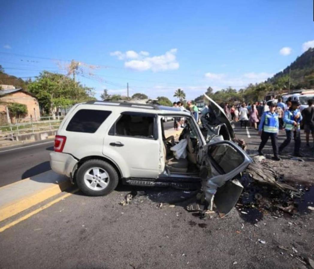 Así quedó el vehículo en el que viajaba Rubén Matamoros con su familia cuando fue impactado por otro carro.