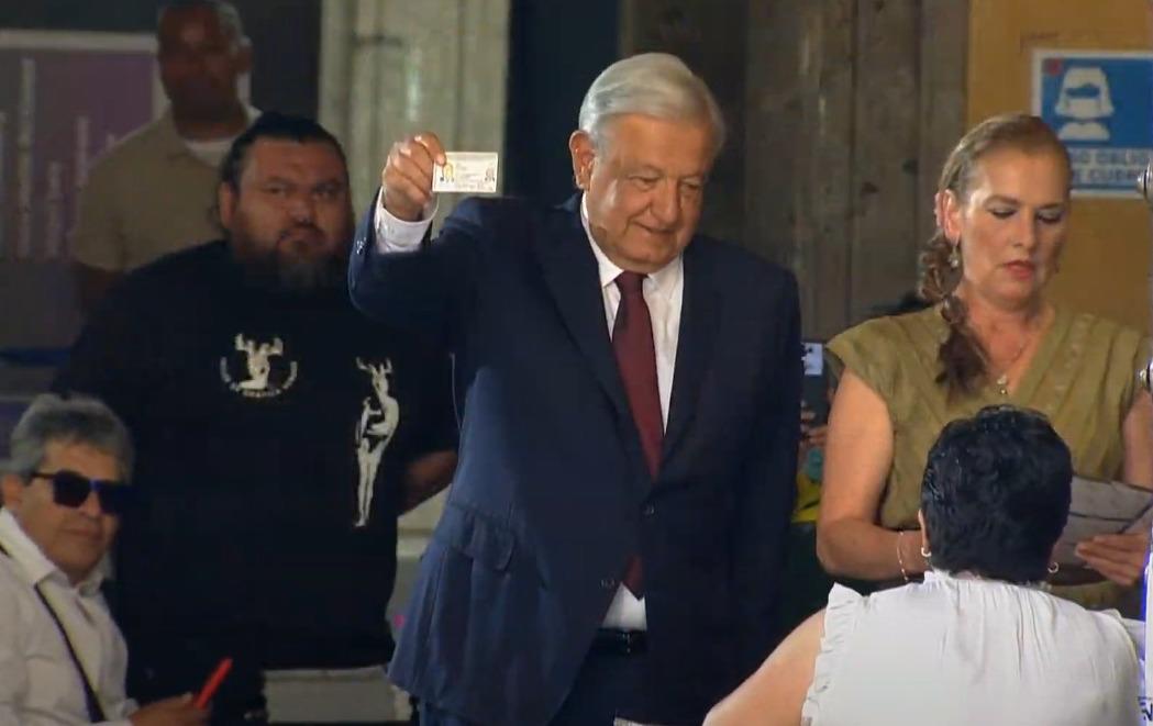 López Obrador vota en elecciones presidenciales de México