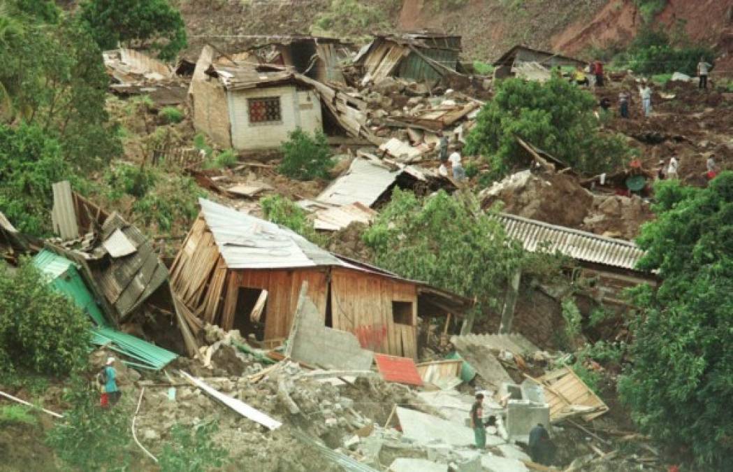 Debido a su lento movimiento entre el 29 de octubre y el 3 de noviembre, Mitch dejó miles de viviendas destruidas en Honduras y Nicaragua.