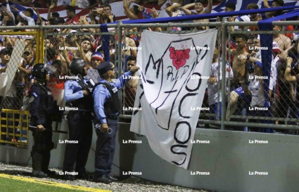 Todo comenzó por esta manta que portaban los aficionados del Olimpia con el texto: 'Mega pocos, RIP'. Además con la imagen de un cerdo acompañada de un ataúd y una cruz.