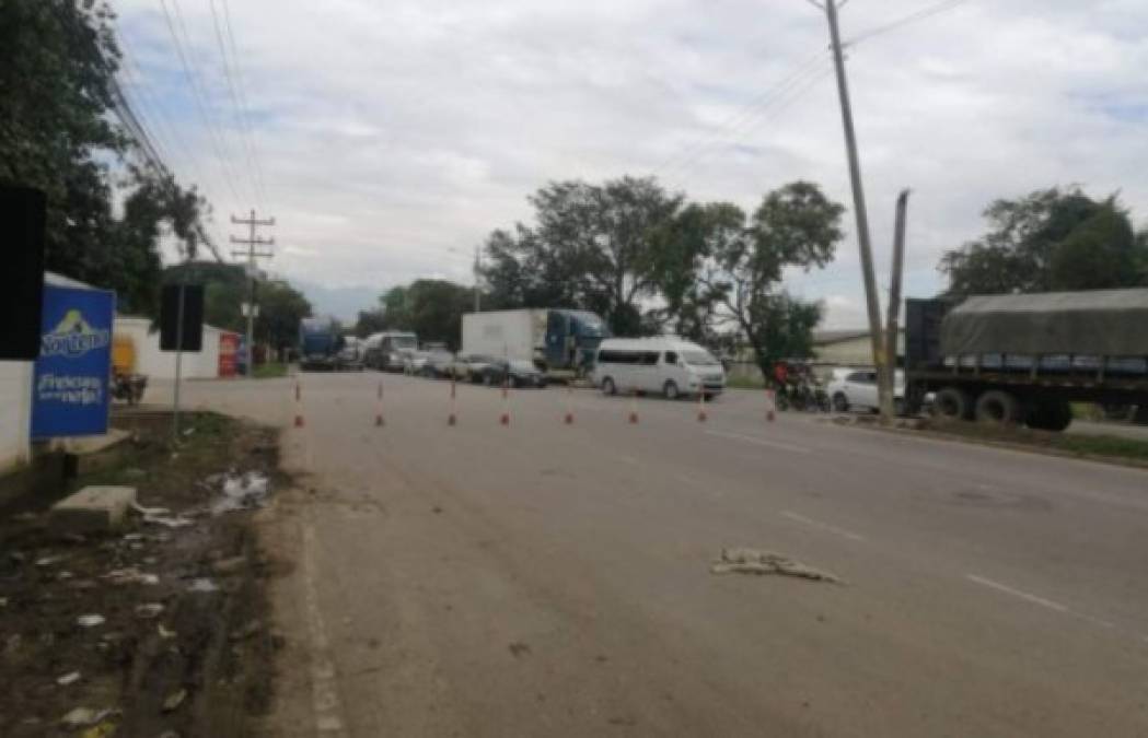 El otro carril hacia la misma dirección se encuentra hueco a la par del puente por donde pasa la quebrada Chasnigua daños provocados por lIota.