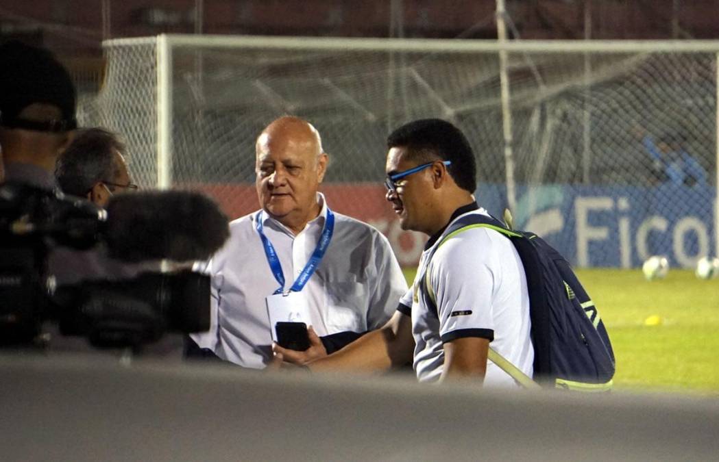 El exfutbolista hondureño Carlos Will Mejía, que trabaja con el Olimpia, saludando a dirigentes de la Liga Nacional de honduras.