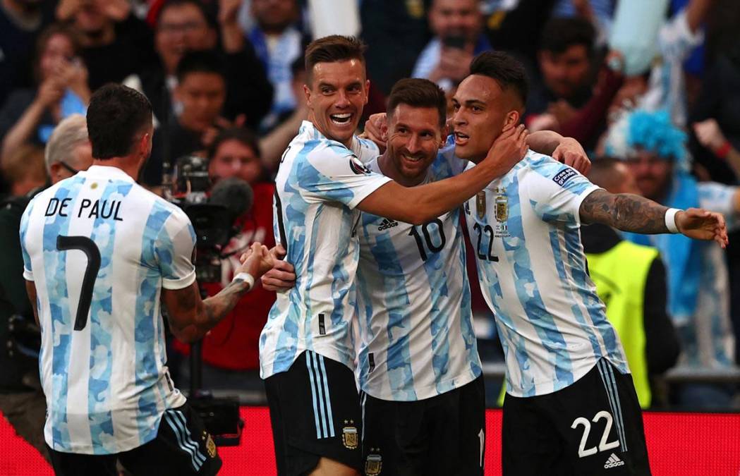 Lautaro Martínez es felicitado por sus compañeros.