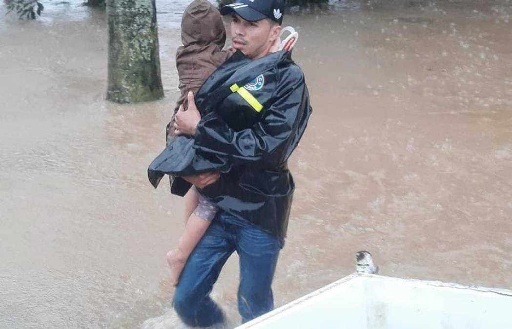 Este lunes personal de protección civil de copeco evacuó a varias familias en la colonia Milenium a causa del desbordamiento del Río Ruth García.