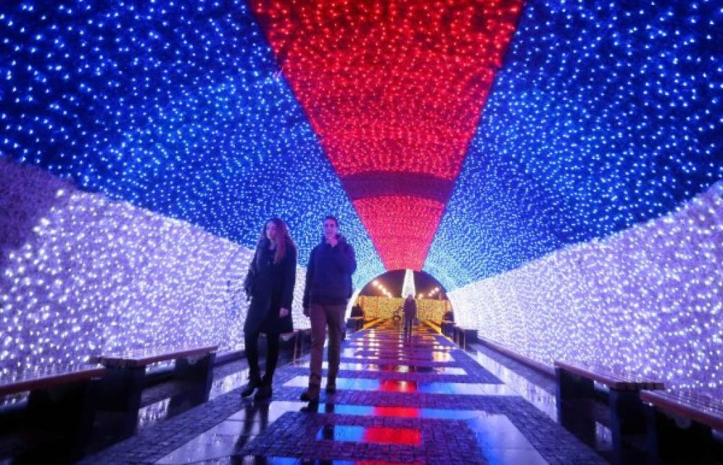 En Serbia, un enorme túnel con luces navideñas de los colores de la bandera de ese país es una de las mayores atracciones para los locales.