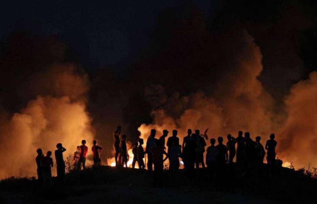 Alrededor de un millar de palestinos se unieron hoy a las protestas a lo largo de la zona fronteriza entre la Franja de Gaza e Israel.