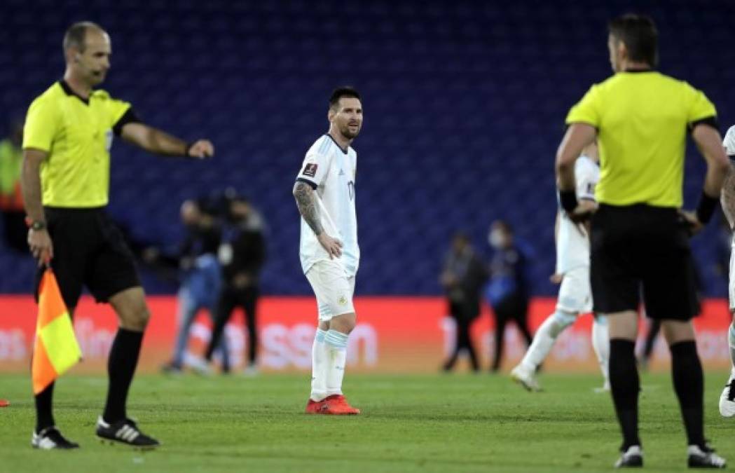 La mirada que le lanzó Messi al árbitro brasileño Raphael Claus al final del partido.