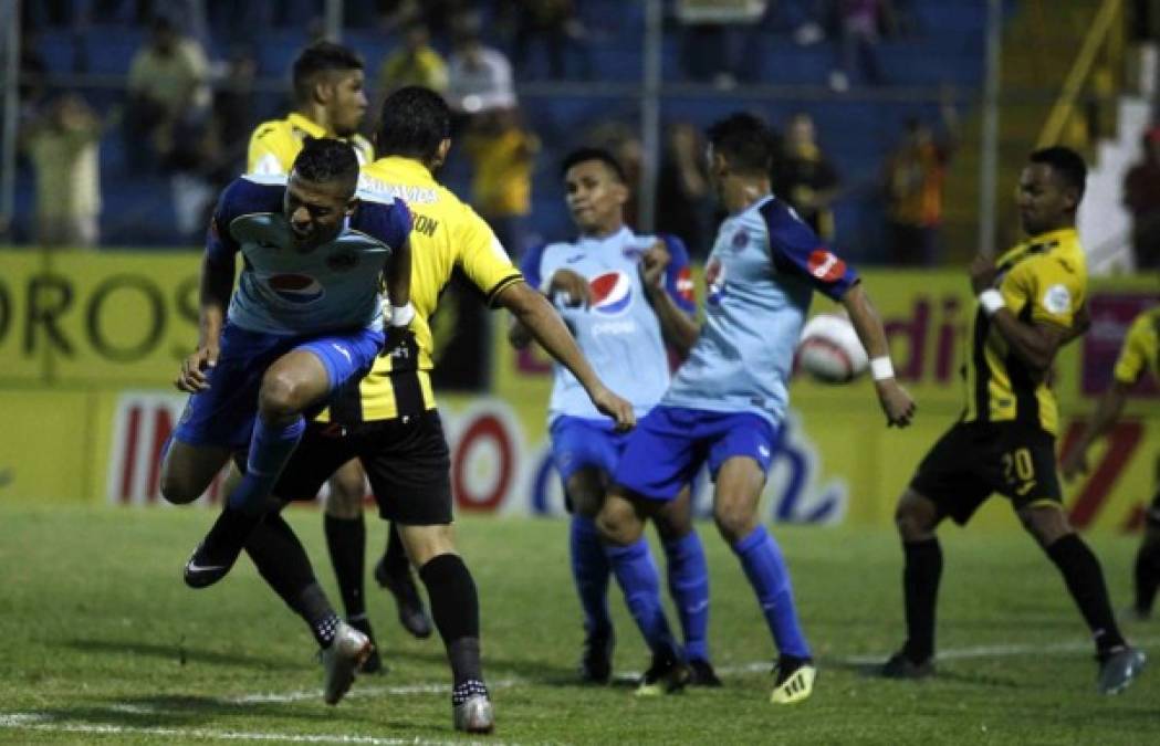 El Motagua reclamó una falta de Johnny Leverón sobre Juan Pablo Montes en esta acción que terminó en el 2-1 del Real España.