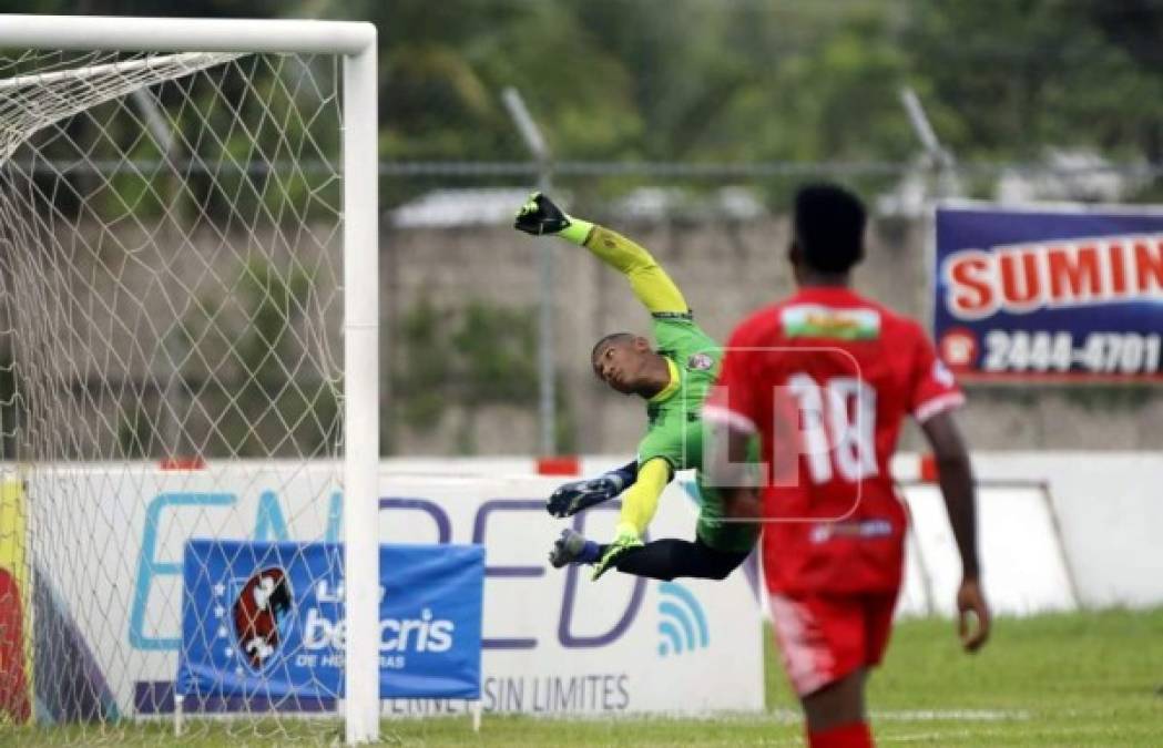 Así voló el portero de la Real Sociedad, Nelson Barrientos, pero no pudo evitar el golazo de Félix Crisanto del Olimpia.