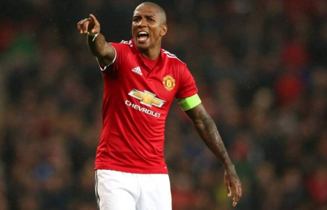 Manchester United anunció este lunes que ha ejercido una cláusula en el contrato de Ashley Young para extender su relación con el club por una temporada más, por lo que el jugador inglés continuará ligado a los 'Diablos Rojos' hasta el 30 de junio de 2019.