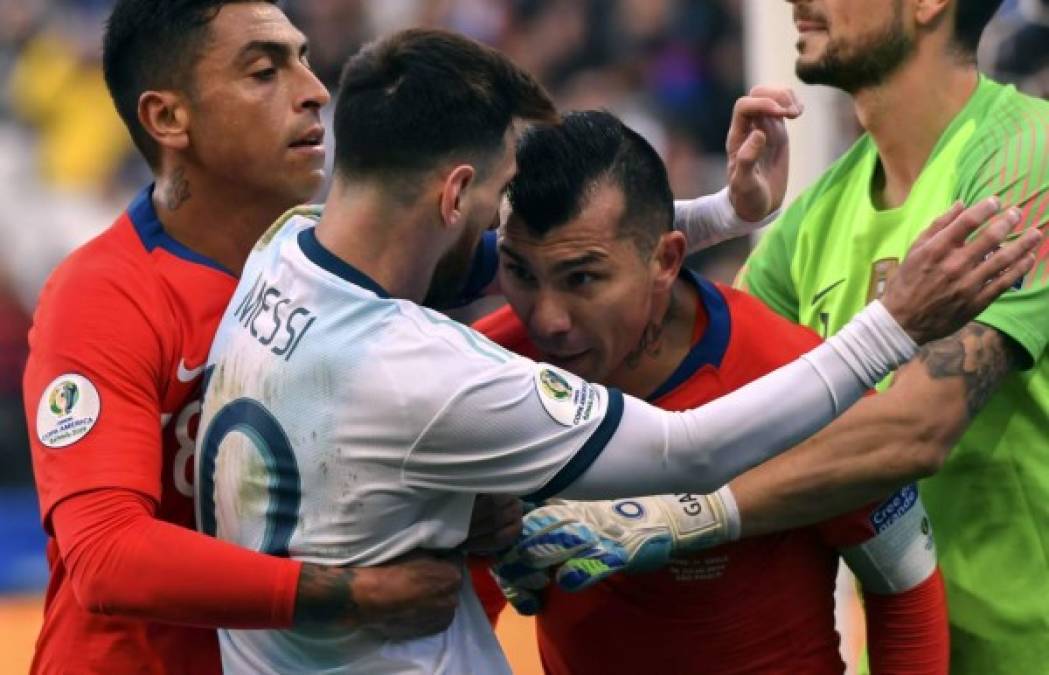 Gary Medel le tiró un cabezazo a Messi. Foto AFP