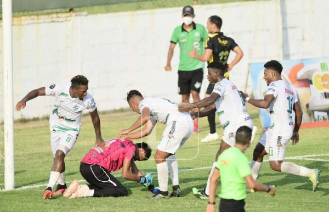 José Mariano Pineda celebró el detenerle el penal a Rony Martínez como un gol.