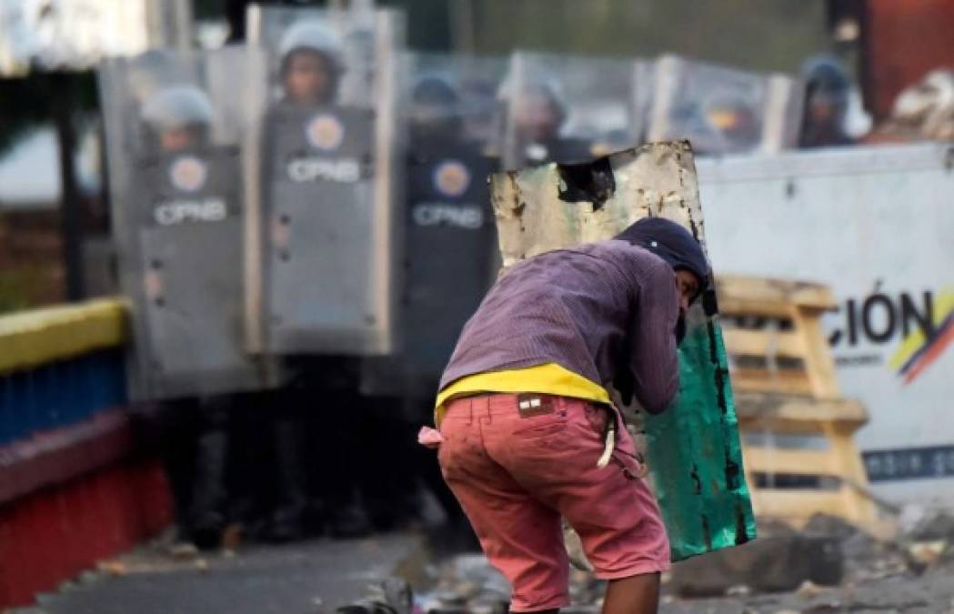 Ante los violentos enfrentamientos, varios venezolanos siguen cruzando hacia Colombia por las llamadas trochas en busca de artículos de primera necesidad o atención médica.