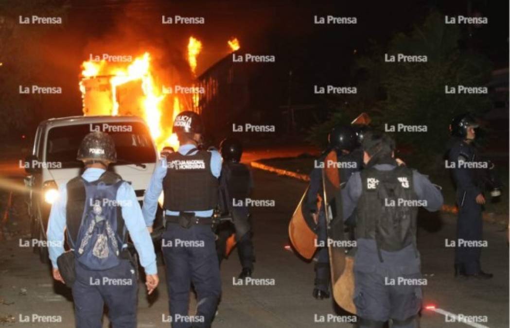 FOTOS: Agentes pidieron refuerzos para disipar a encapuchados que quemaron furgón en la 33 calle