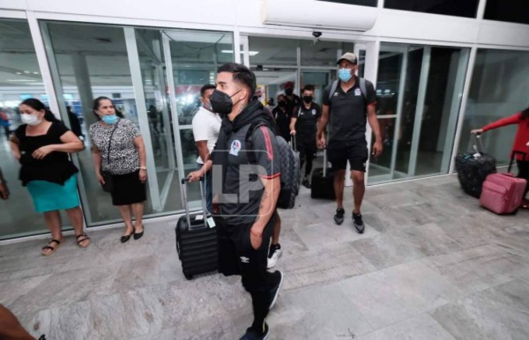 Michaell Chirinos saliendo con sus maletas del aeropuerto de San Pedro Sula.