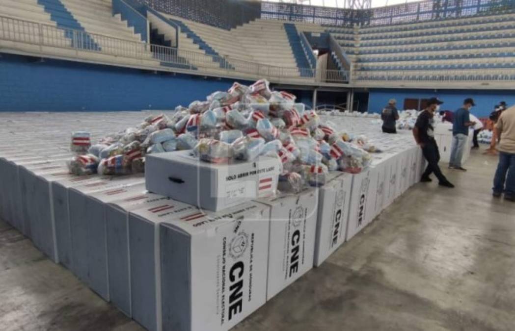 Desde el Gimnasio Municipal de San Pedro Sula, miles de maletas electorales fueron trasladadas a localidades, barrios y comunidades de la región del norte de Honduras.