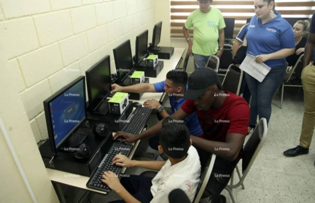 Alberth Elis se dio el tiempo de compartir y enseñar a los alumnos de la escuela donde estudió cuando era niño.