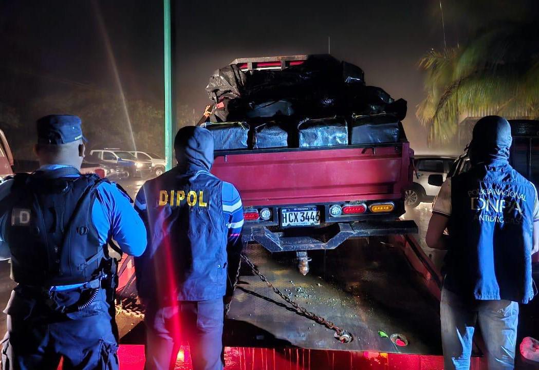 La droga iba oculta en un pequeño camión, color rojo.