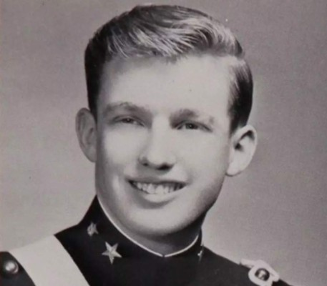 12. Donald Trump estudio en una escuela militarizada, lo cual explica sus enormes problemas de actitud y lo radical de sus métodos.<br/>