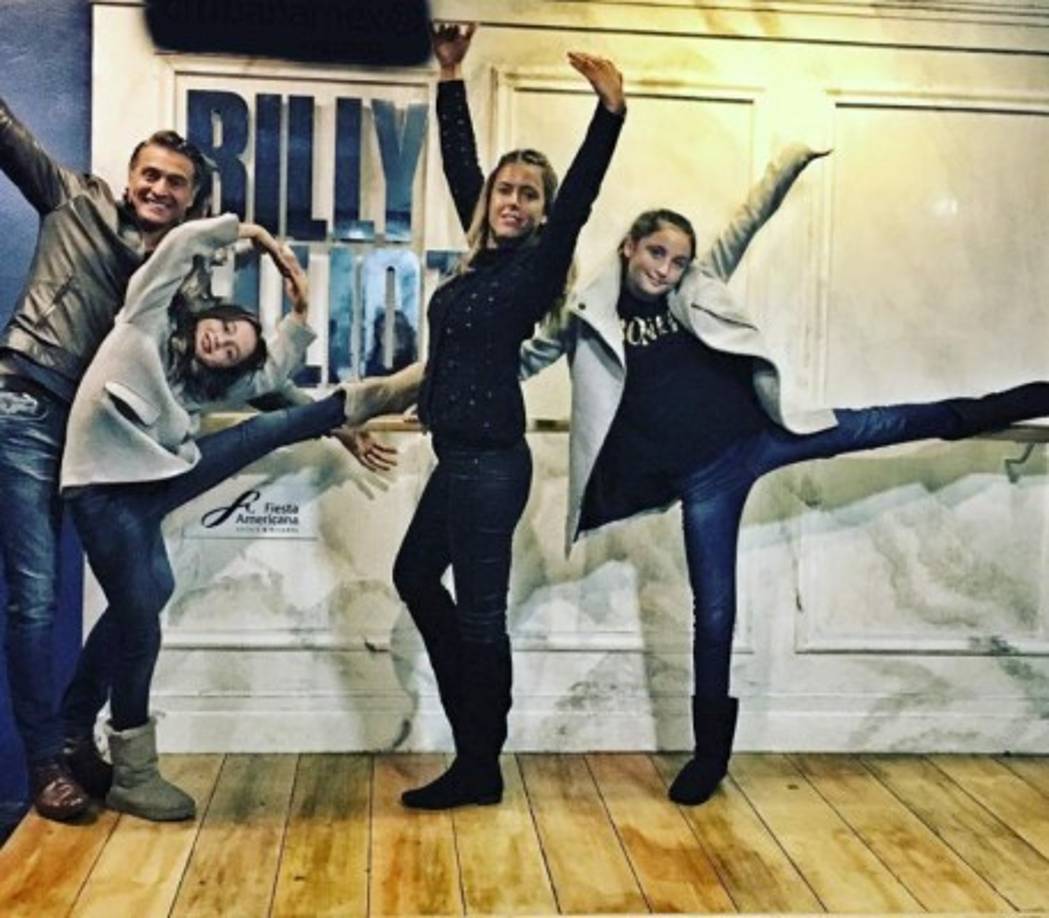 En la misma entrevista Juan Soler reiteró que sigue amando a su esposa, Maki, pero que ella no quiere vivir con él en México.<br/><br/>“Maki definitivamente no quiere vivir en México; entonces, esa es otra cosa que nos aleja. La verdad es que de momento estoy viviendo solo como un perro en México, y yo creo que esto ya no tiene una forma de que yo sea feliz, yendo cada 15 días a visitar a mis hijas. Me encantaría que mi mujer estuviera al lado mío, pero si no es la forma, pues bueno, mejor estar separado y buscarse una pareja que sí quiera vivir contigo”, indicó.