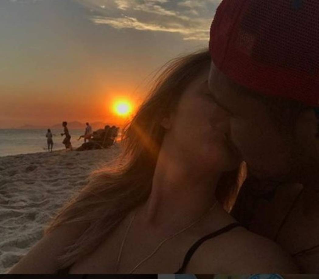 Después de diez días más de espera para conocerse el castigo, se resolvió con un año de suspensión para el delantero por lo que se pierde el Mundial y la chica asegura que cree en la inocencia de su amado.