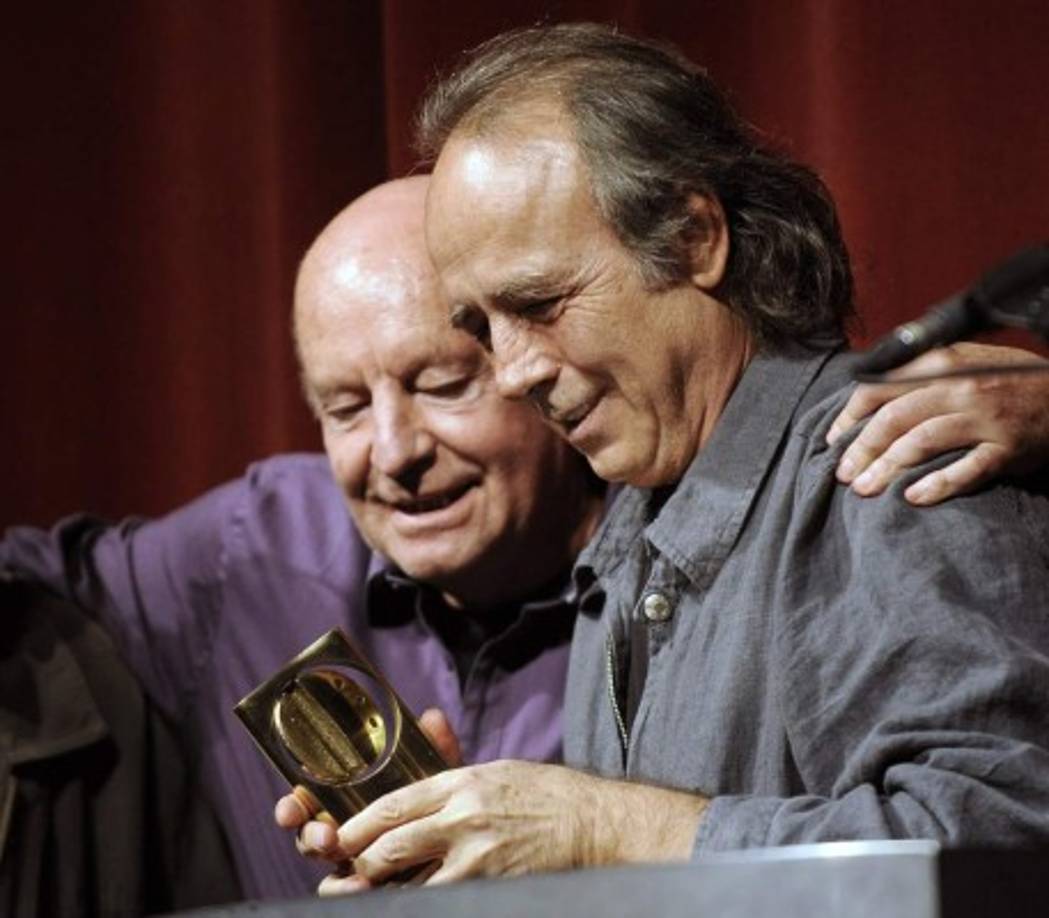 El cantante y compositor español Joan Manuel Serrat también visitó a Galeano.