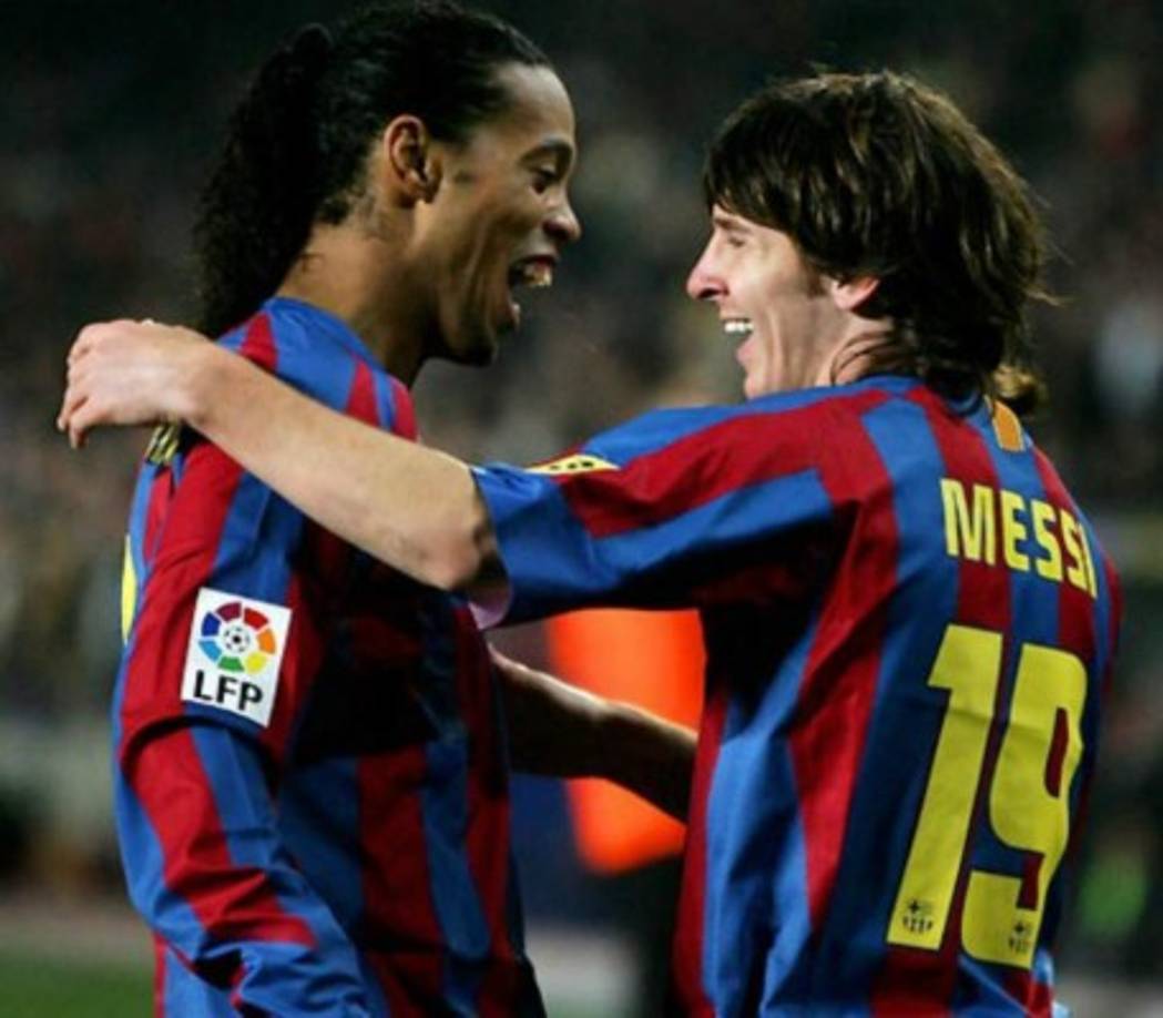 Ronaldinho y Messi se hicieron grandes amigos en el Barcelona. El brasileño le dejó la batuta al argentino.