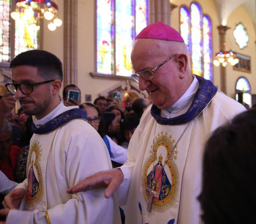 Muchos de los feligreses se quedaron en los alrededores de la Basílica Menor para ser partícipes de la 32 alborada que se celebró en la noche del domingo con la participación de más de una docena de artistas nacionales que le cantaron a la diminuta imagen de la virgen de Suyapa, advocación mariana representada en una estatuilla tallada en madera de cedro, de seis centímetros de alto.