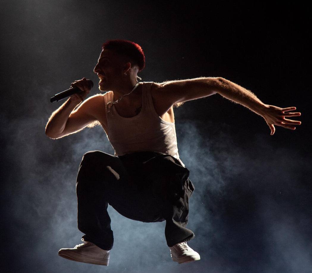 Pero “Descartable” está muy por encima de un imbatible póker de feats. Evlay es el aliado indispensable en esta arquitectura sonora que construye sólidas bases rockeras, sobre las que Wos lanza sus rimas que como principal virtud ostentan la capacidad de leer su época y, al mismo tiempo, exponer inquietudes existenciales. El flow a veces es festivo y combativo (“7/8”, “Ermitaño”), y otras veces introspectivo en sintonía con el intimismo de Residente (“Caída libre”). 