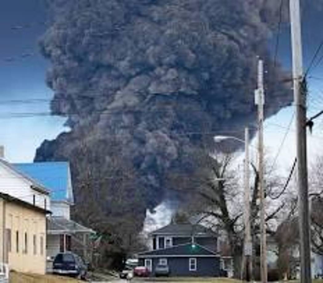 La compañía ferroviaria Norfolk Southern advirtió que la operación podría liberar vapores “mortales si se inhalan”. El contenido de cloruro de vinilo de cinco vagones es actualmente inestable y podría explotar”, indicó por su parte la oficina del gobernador de <b>Ohio</b>, Mike DeWine, en un comunicado publicado en su sitio web.