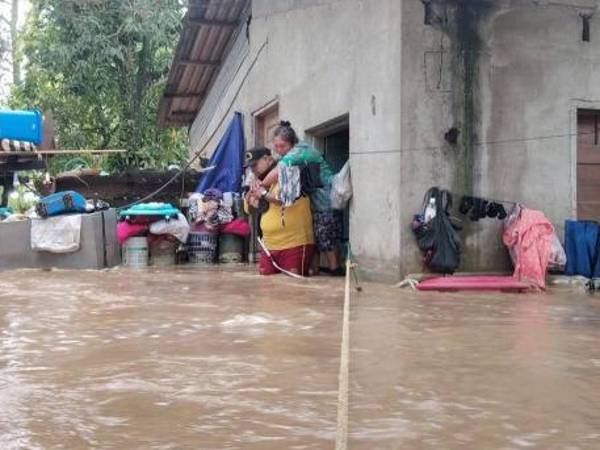 Las lluvias del frente frío que afecta el norte y el litoral de Honduras ya dejan nuevos daños. En la aldea de Tornabé, en el municipio de Tela, Atlántida, una familia fue evacuada debido a que su vivienda se inundó.