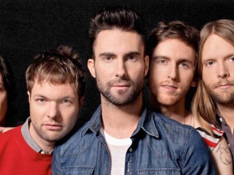 Mickey Madden (rojo) fue detenido por violencia doméstica.