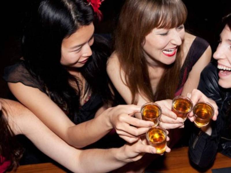 La ingesta de bebidas alcohólicas es una de la razones para que muchas mujeres sufran de abuso, según informe. Foto referencial.