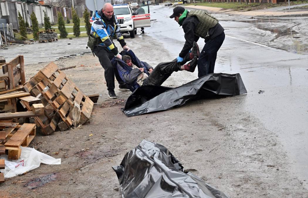 ¡Imágenes sensibles! Ucrania denuncia a Rusia por “masacre” de al menos 300 civiles