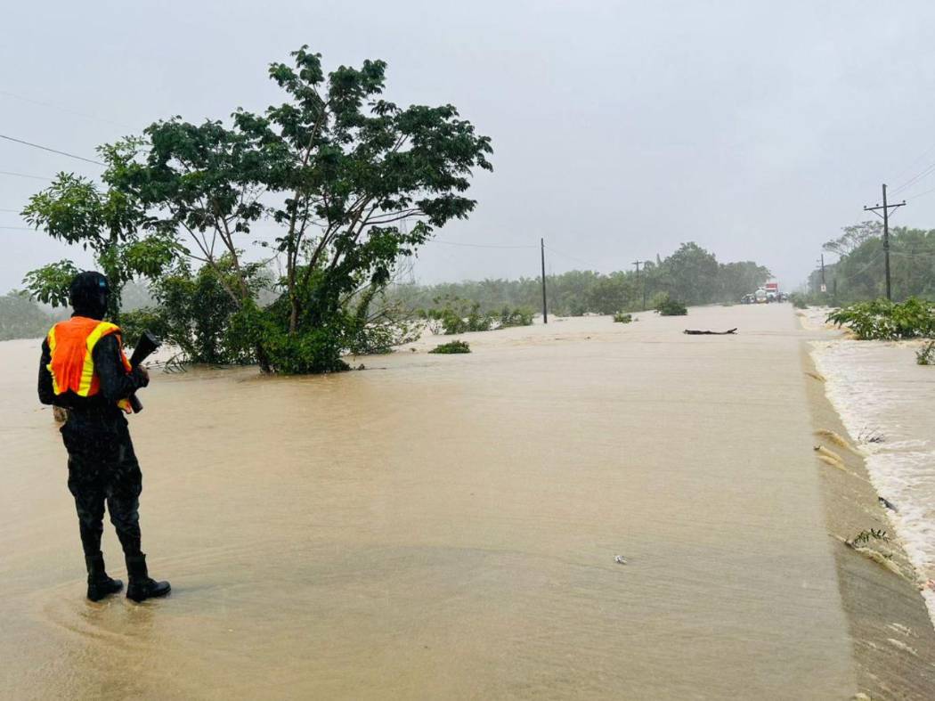 Cierran paso por desbordamiento del río Leán