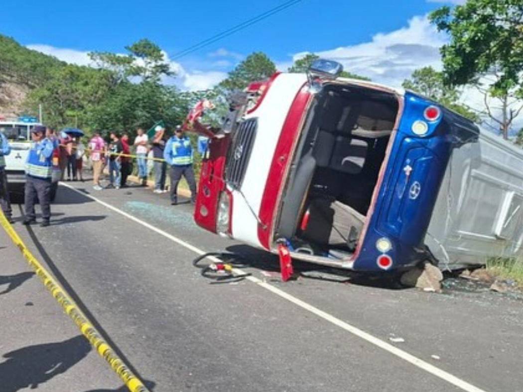 Padre e hijo mueren tras volcamiento de bus en la carretera CA-5