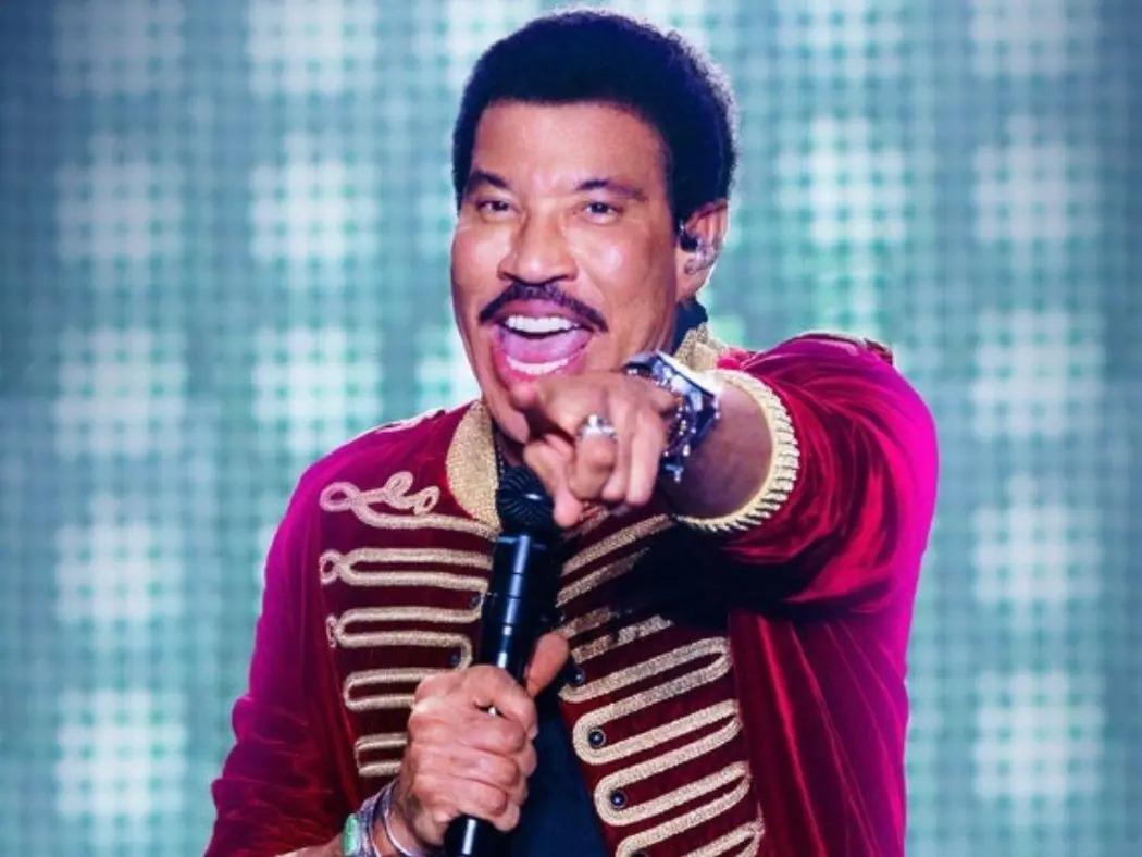 Lionel Richie interrumpe concierto y su salud preocupa a seguidores