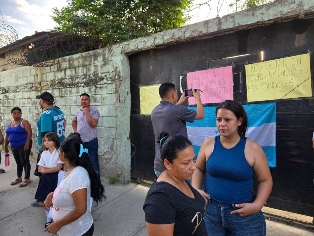 Padres de familia protestan por falta de maestros en escuela de San ...