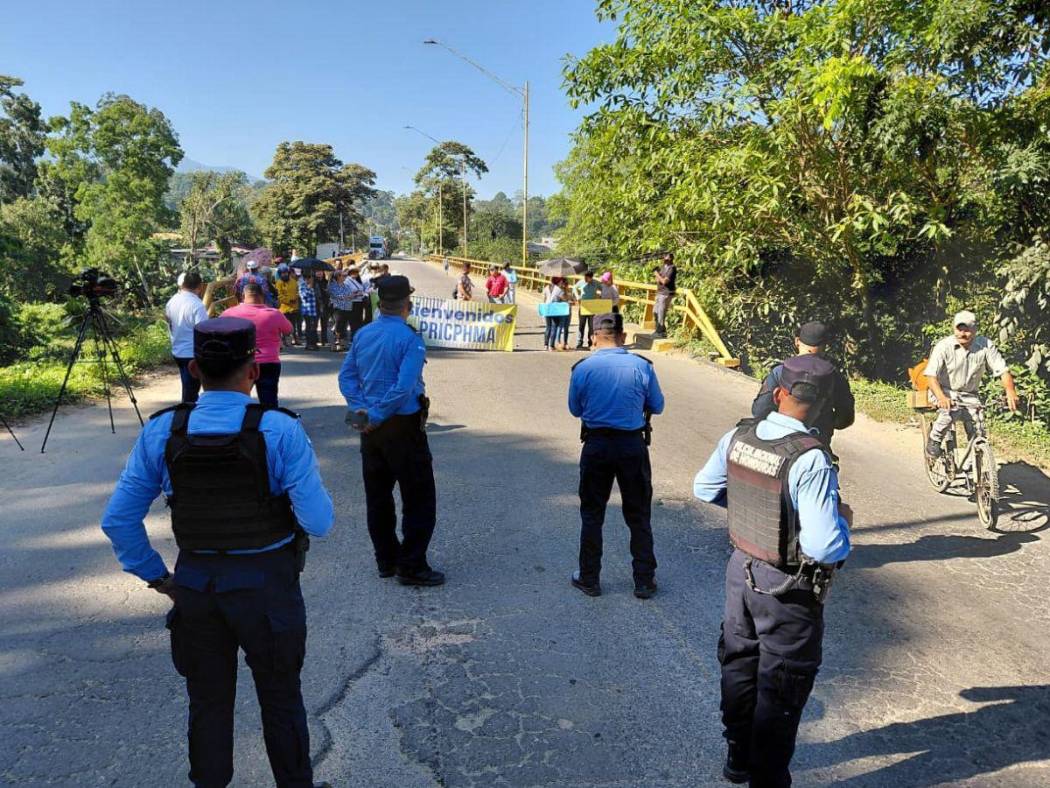 Maestros protestan en la carretera CA-13 por falta de pagos