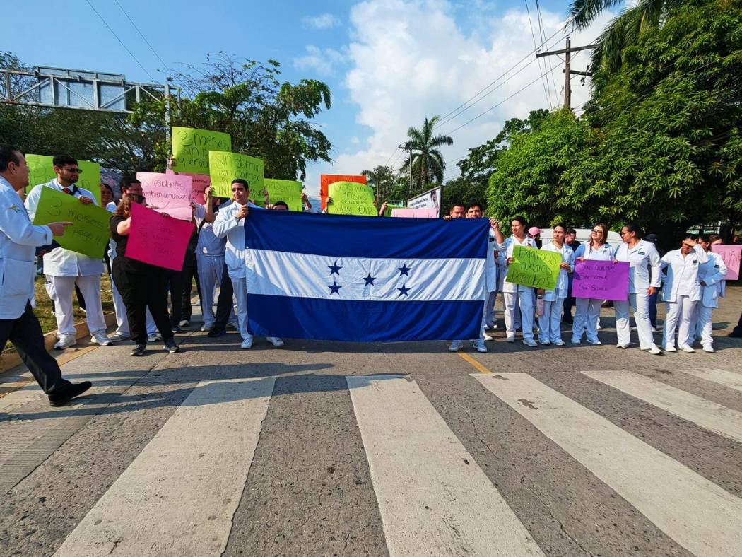 Médicos protestan por falta de pago y escasez de insumos en el hospital ...