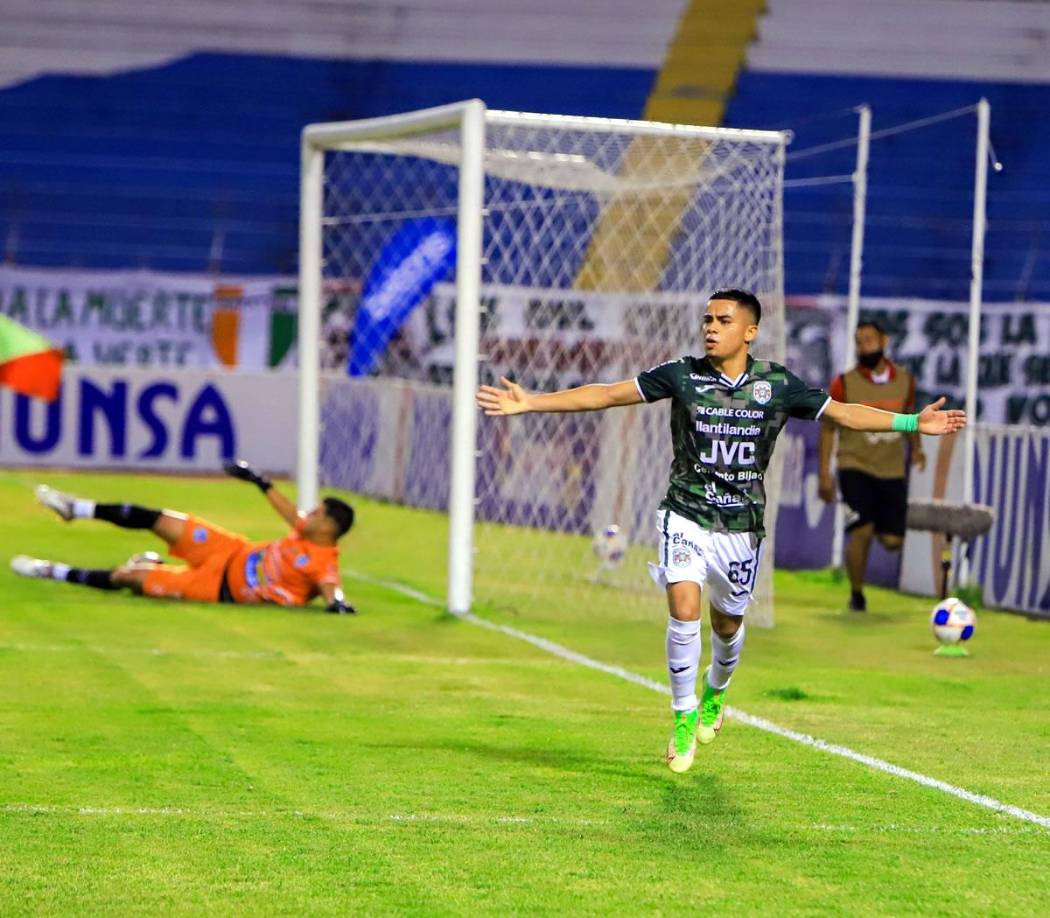 Isaac Castillo celebrando su gol, mientras Harold Fonseca quedó tendido en el suelo.