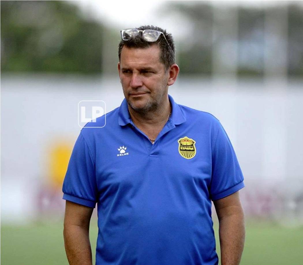 Javier Delgado, director deportivo del Real España, también se hizo presente al estadio Morazán durante el reconocimiento del Alajuelense, donde también trabajó como entrenador y en el mismo cargo que tiene ahora en el club hondureño.