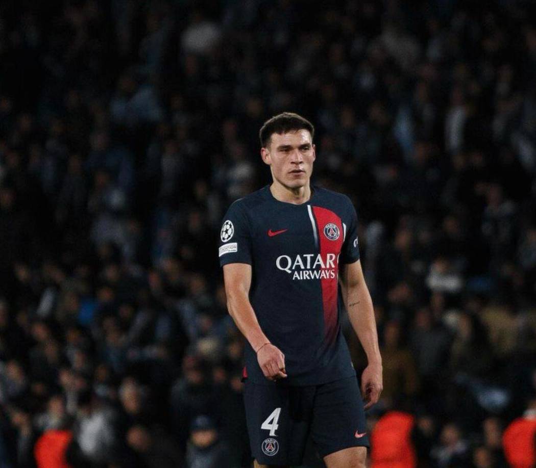 Luis Enrique pasa la escoba en París. El técnico asturiano tiene tres descartes y el PSG los coloca en el mercado. Uno de ellos es Manuel Ugarte, volante uruguayo que llegó el curso pasado al club y que ahora mismo tendría una oferta del Manchester United.