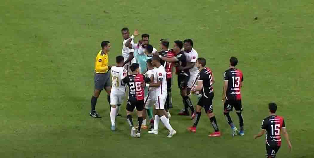 Video: Futbolistas del Atlas y Olimpia a punto de irse a los golpes