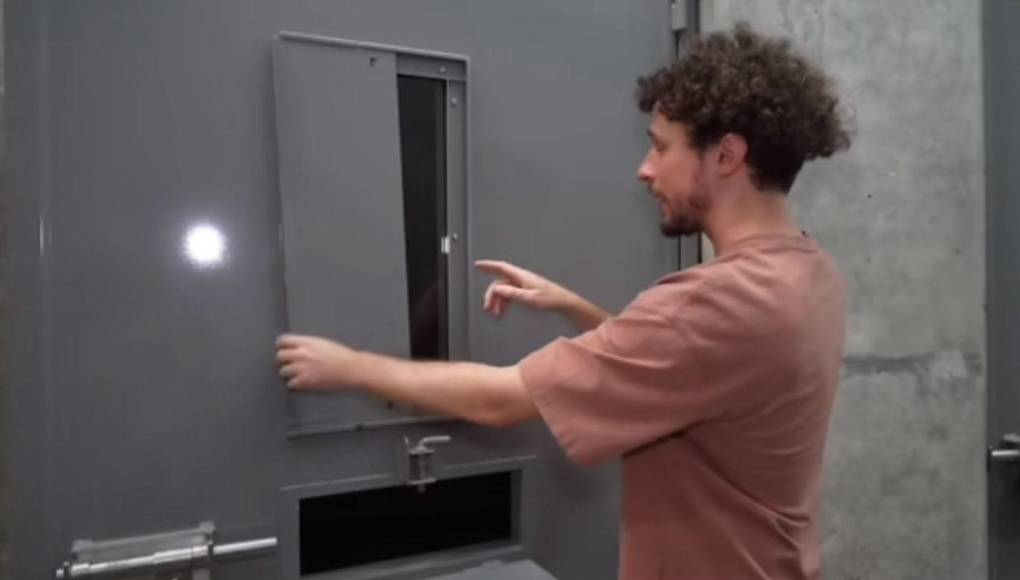 Luisito mencionó que, es un tanto aterrador estar cerca de asesinos, secuestradores sin ningún tipo de protección, pero por suerte hay decenas de custios que lo salvaguardan.