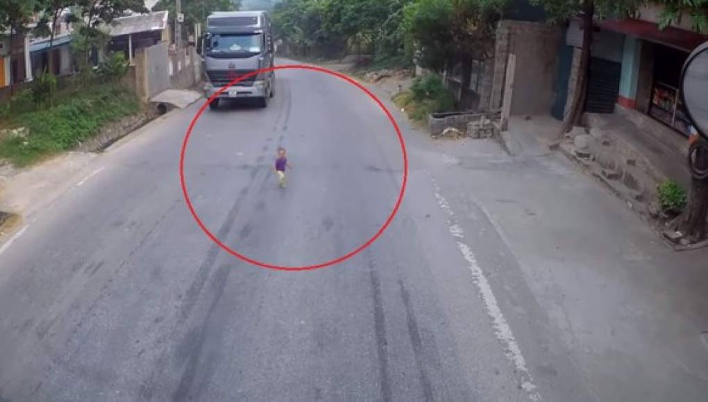 Video viral: Madre descuida a su bebé y casi muere arrollado por camiones