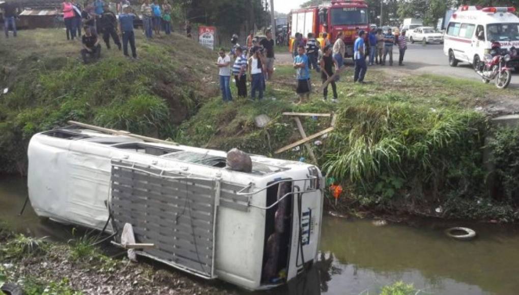 Diez pasajeros heridos deja accidente en Villanueva, Cortés