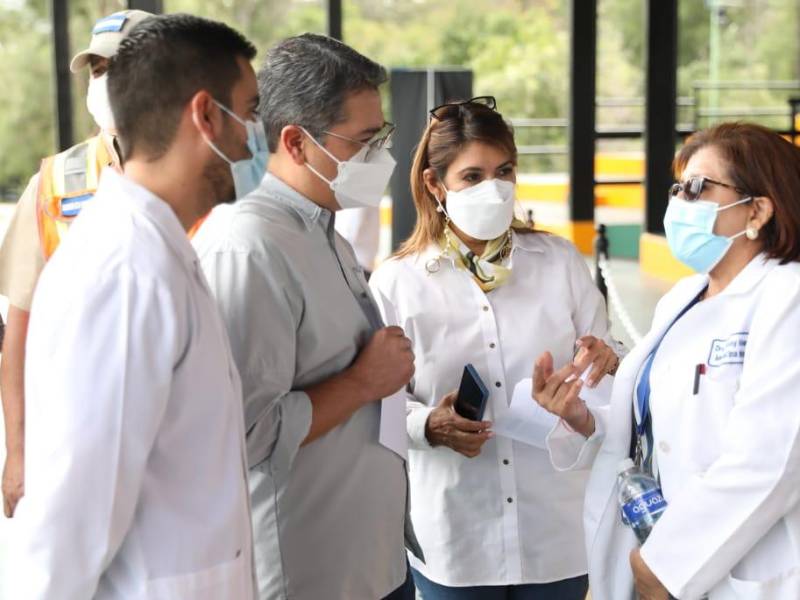 El presidente de Honduras, Juan Orlando Hernández, y funcionarios del gobierno.