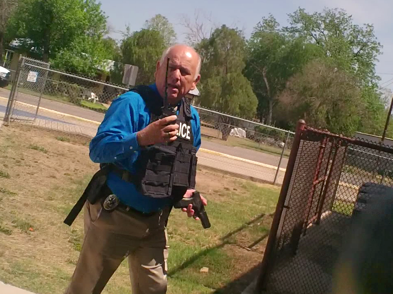 El Ayuntamiento de Uvalde iba a despedir a Pargas este sábado por responsabilizarlo de la demorada respuesta policial al tiroteo en la escuela Robb.